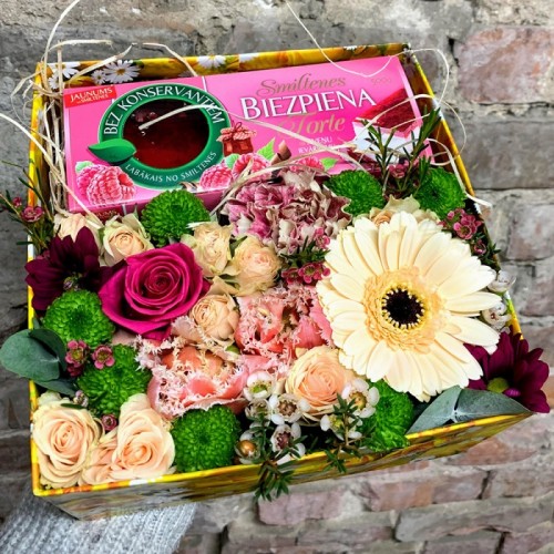 Flowerbox with cottage cheese cake
